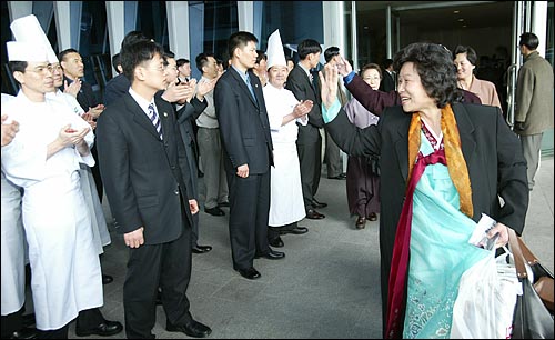 호텔 직원들의 환송을 받으며 북측 참가자들이 버스로 향하고 있다. 